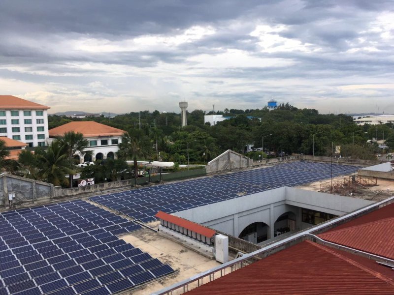 Les panneaux solaires peuvent-ils être installés sur des toits à plat 
