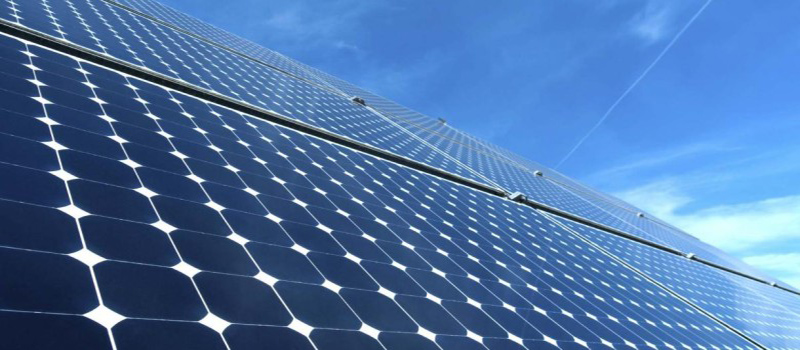 Quels sont les cinq principaux avantages de l’utilisation de panneaux solaires dans les zones résidentielles ?
