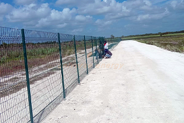 UISOLAR fournit un système de clôture solaire pour plusieurs projets solaires au Belize